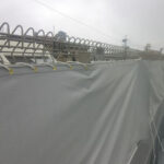 目隠しスクリーン施工中