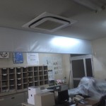 半透明の不燃材テント生地による防煙垂壁 3